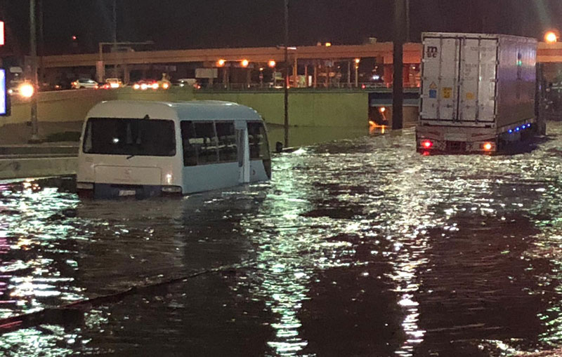 <b>Heavy rains hit Kuwait; Schools and Government departments closed for bad weather</b>