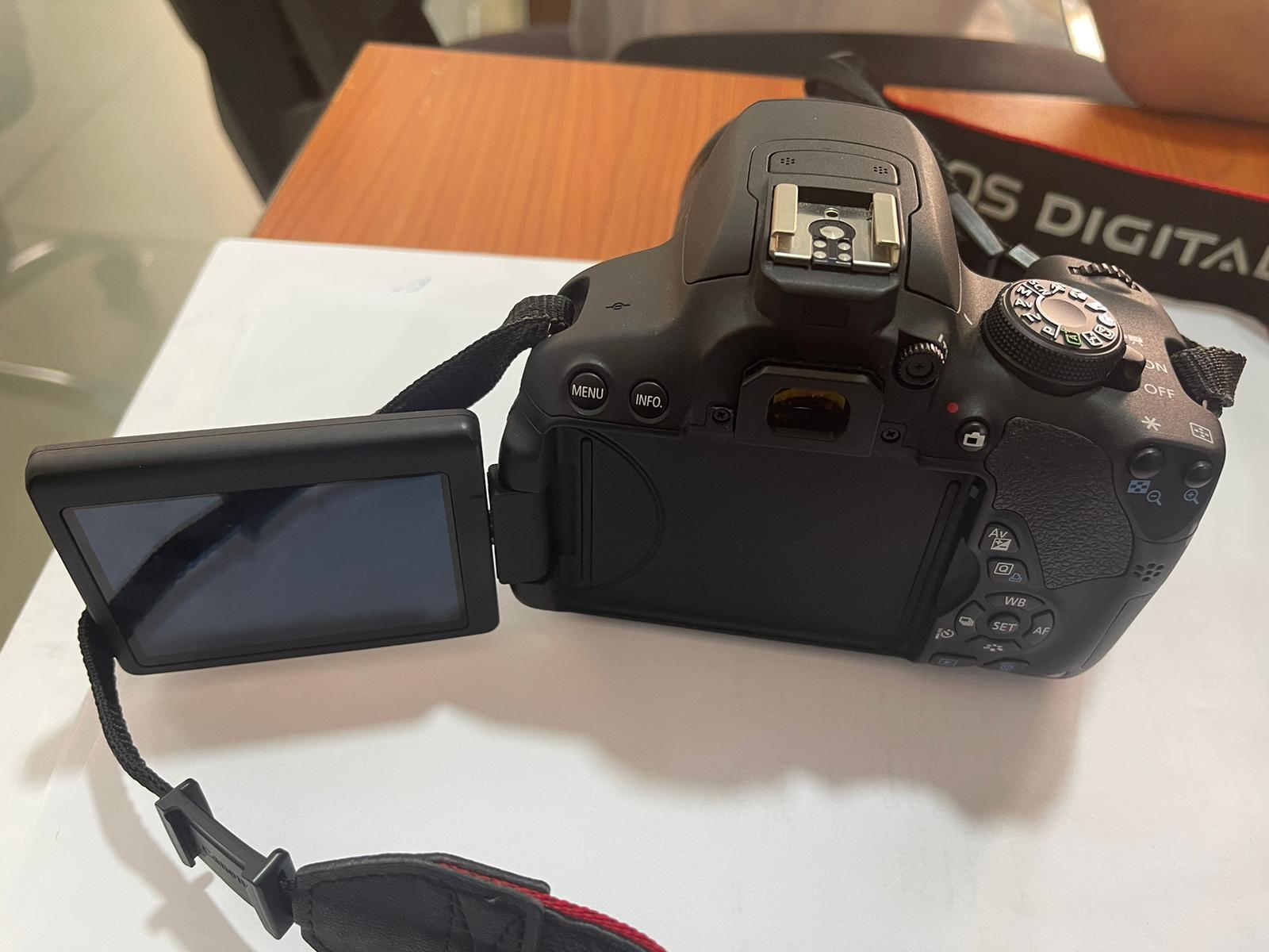 Used CANON DS126431 Camara for sale.