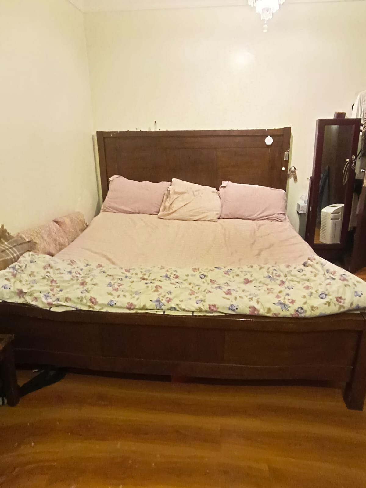 For sale king bed, dressing table and drawers 