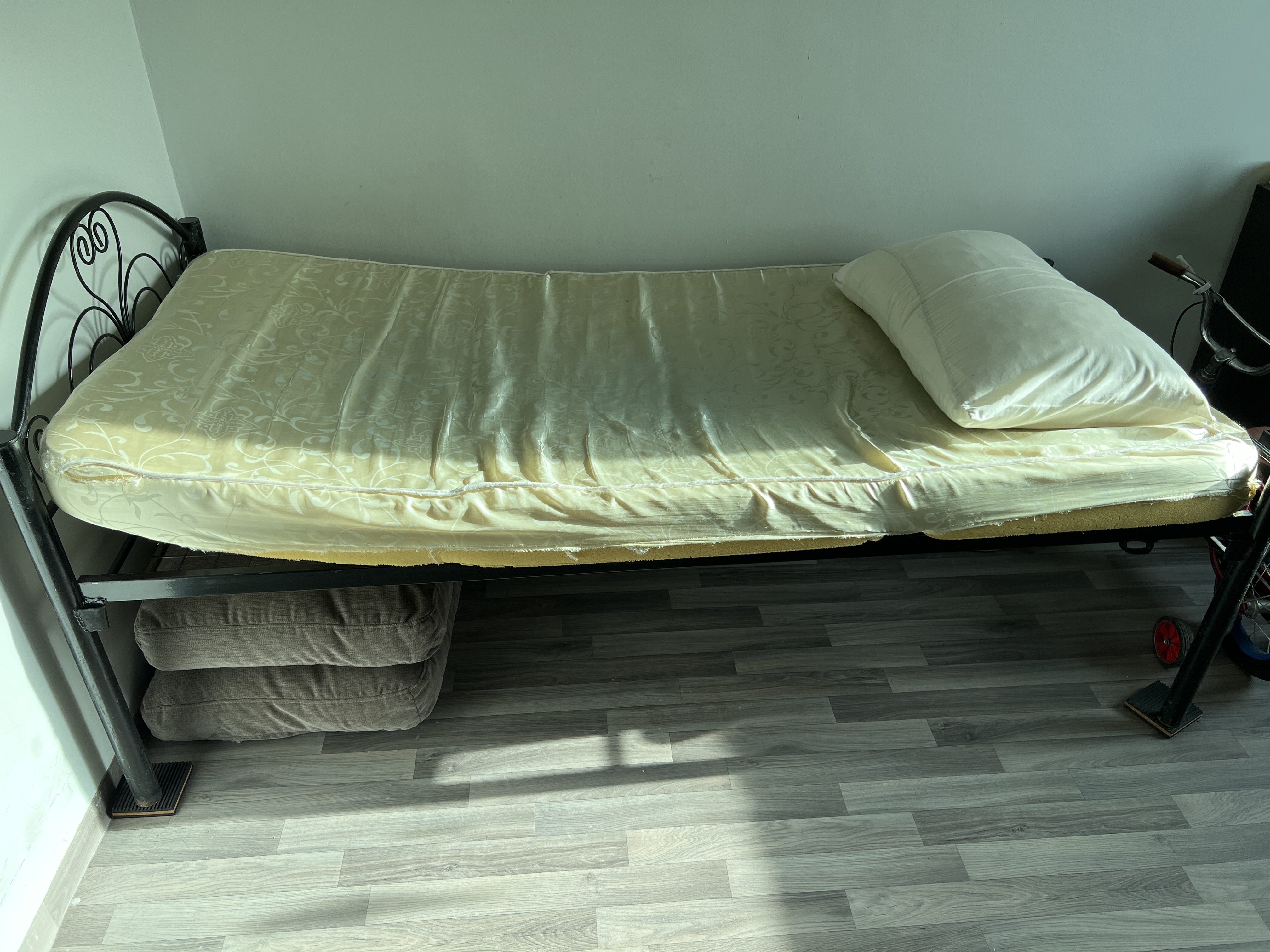 Single bed only in 6 kd
