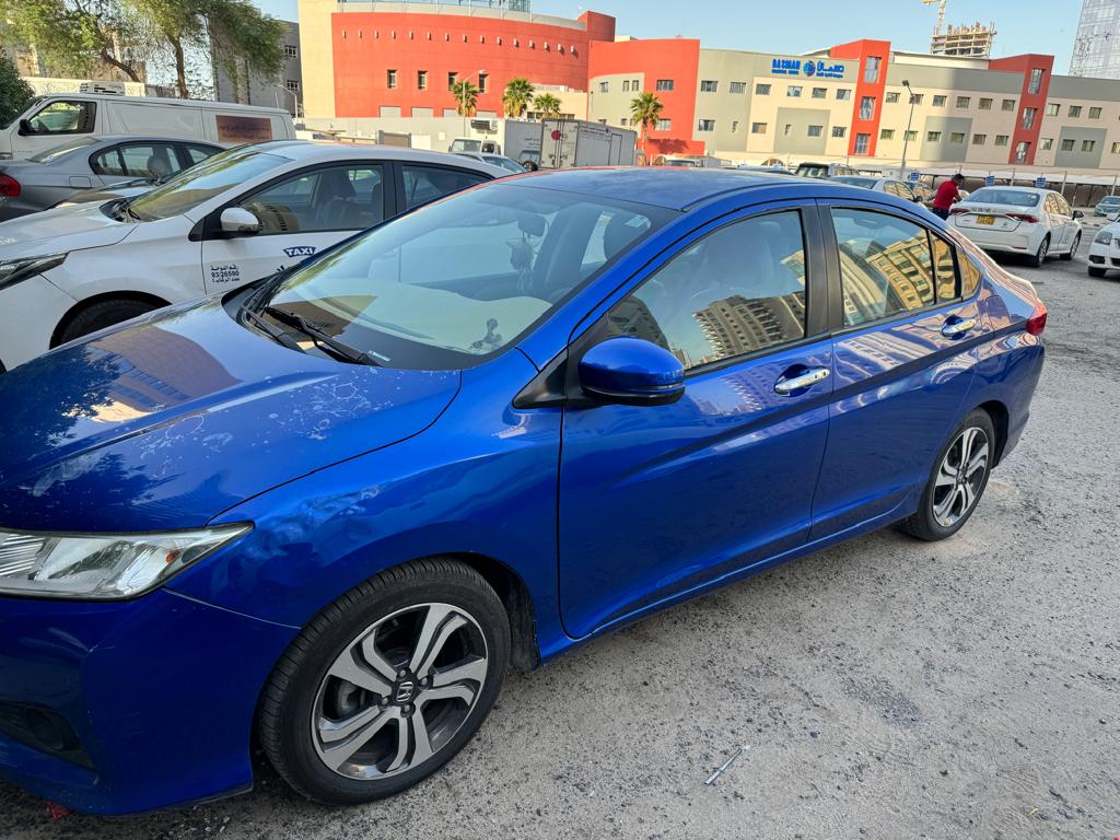 Honda car for sale in very good condition orginal paint and all services done in Honda service cente