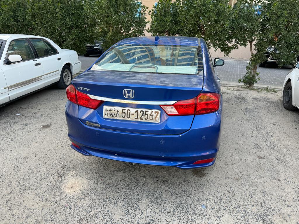 Honda car for sale in very good condition orginal paint and all services done in Honda service cente
