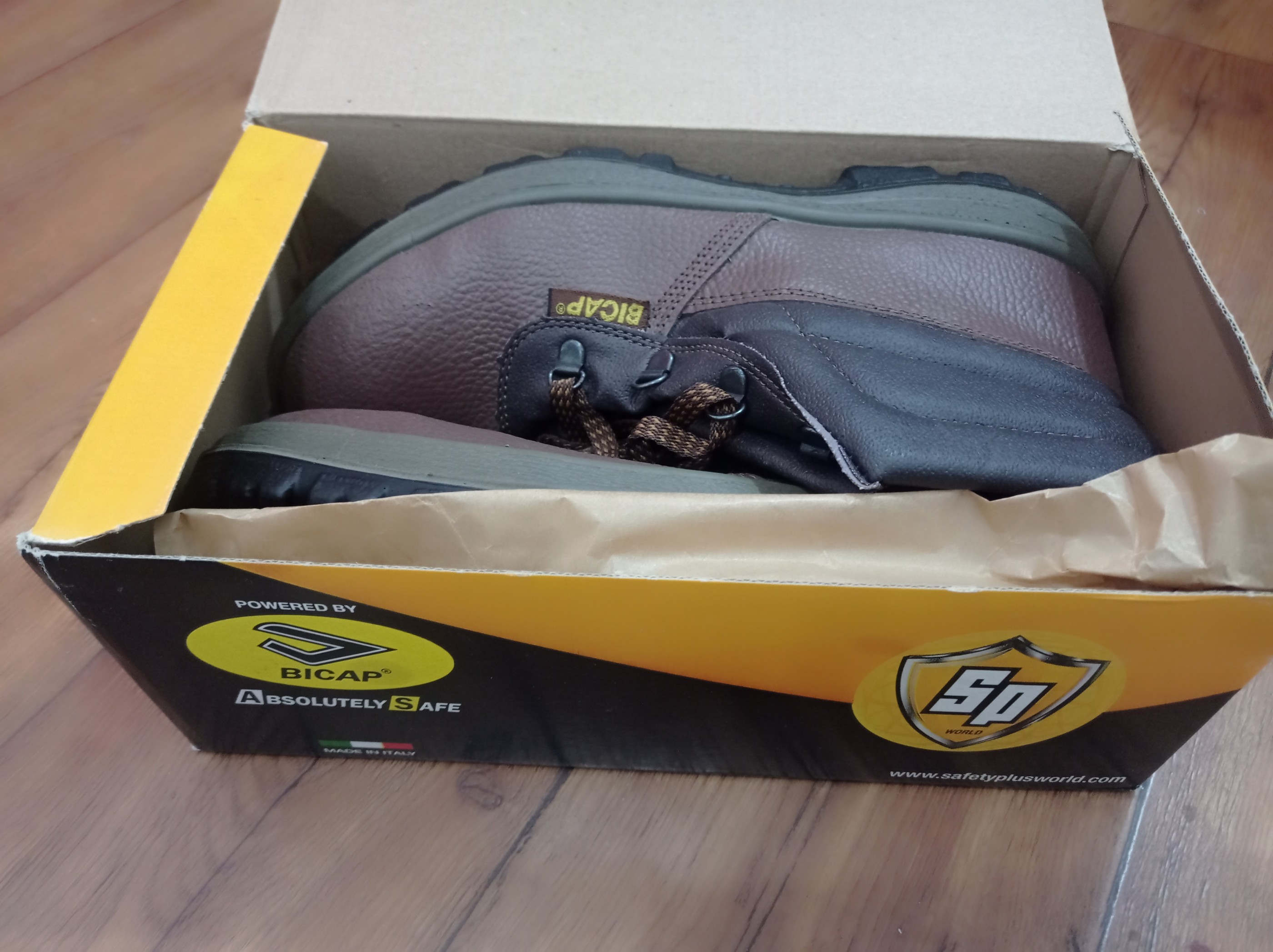 Safety shoes ( Bicap and Burgan)for sale, brand new, 43 size