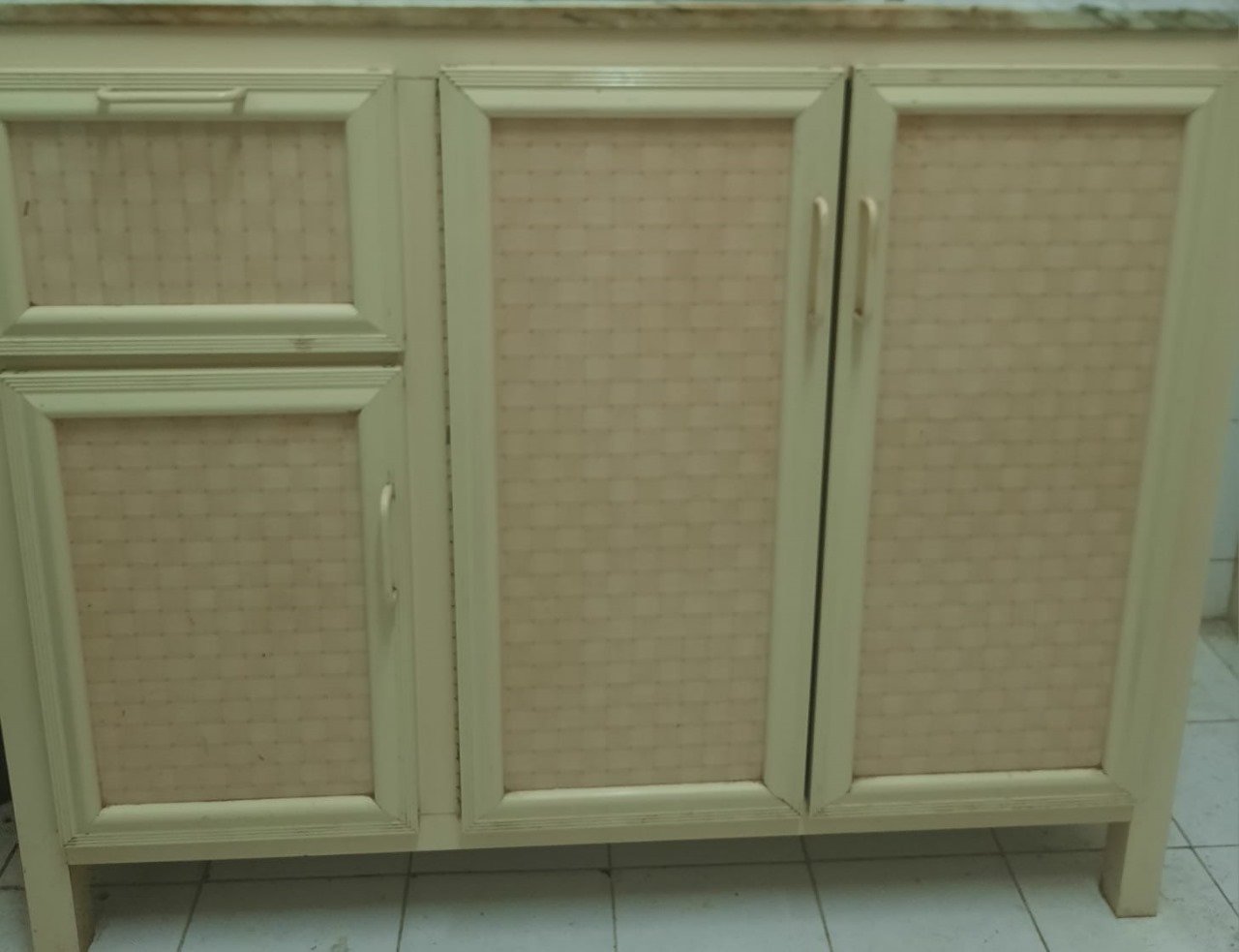 Big Size Kitchen cupboard 105 X 45 cm for immediate sell in Salmiya, Mob : 65705623