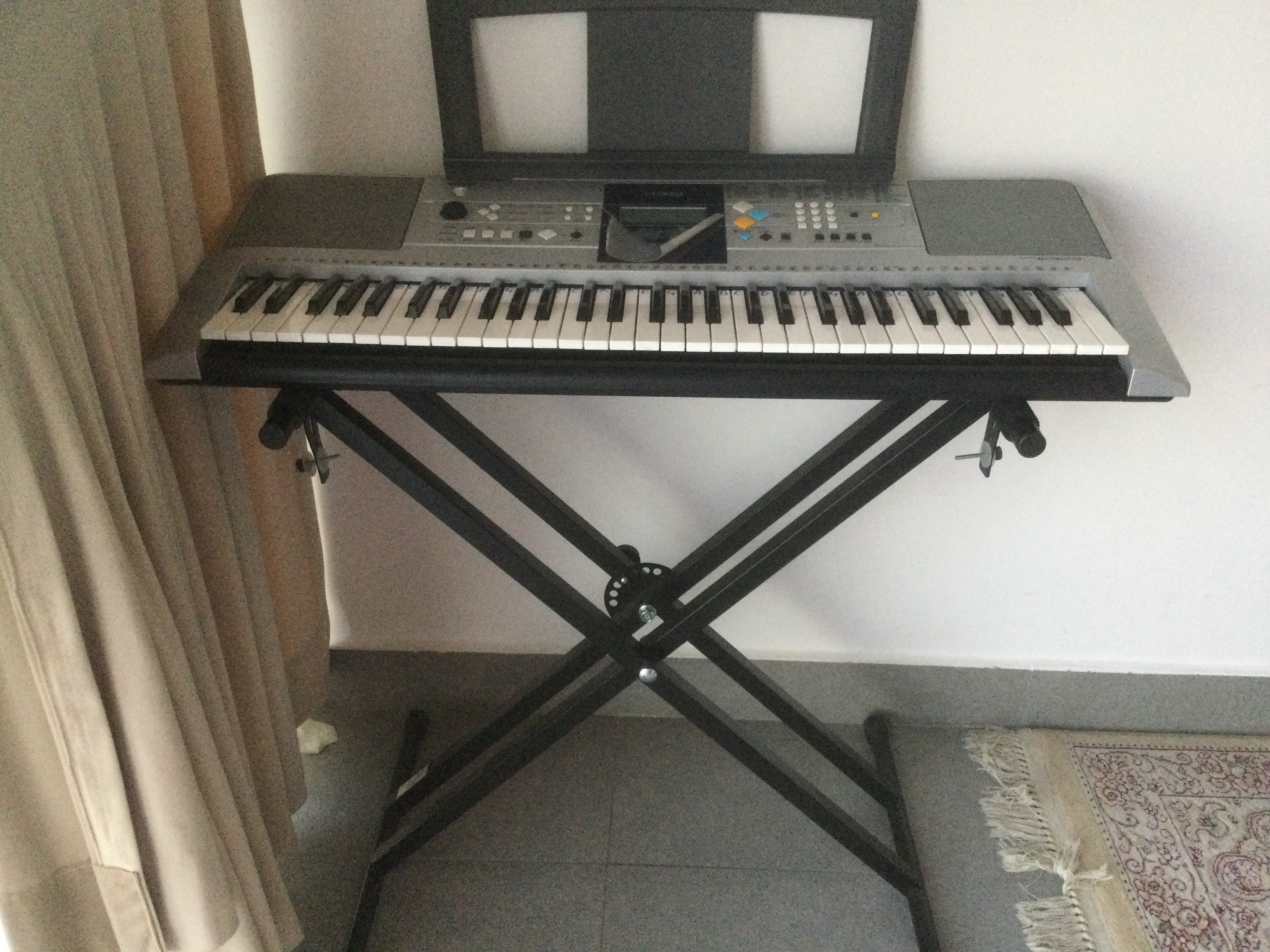 Yamaha E323 piano in excellent condition