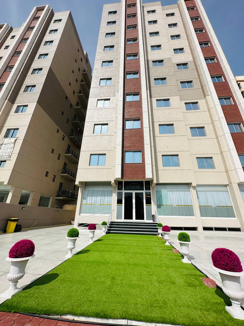 VACATION FULLY FURNISHED APARTMENT AVAILABLE FOR RENT PRIME LOCATION  FARWANIYA WEEKLY AND MONTHLY