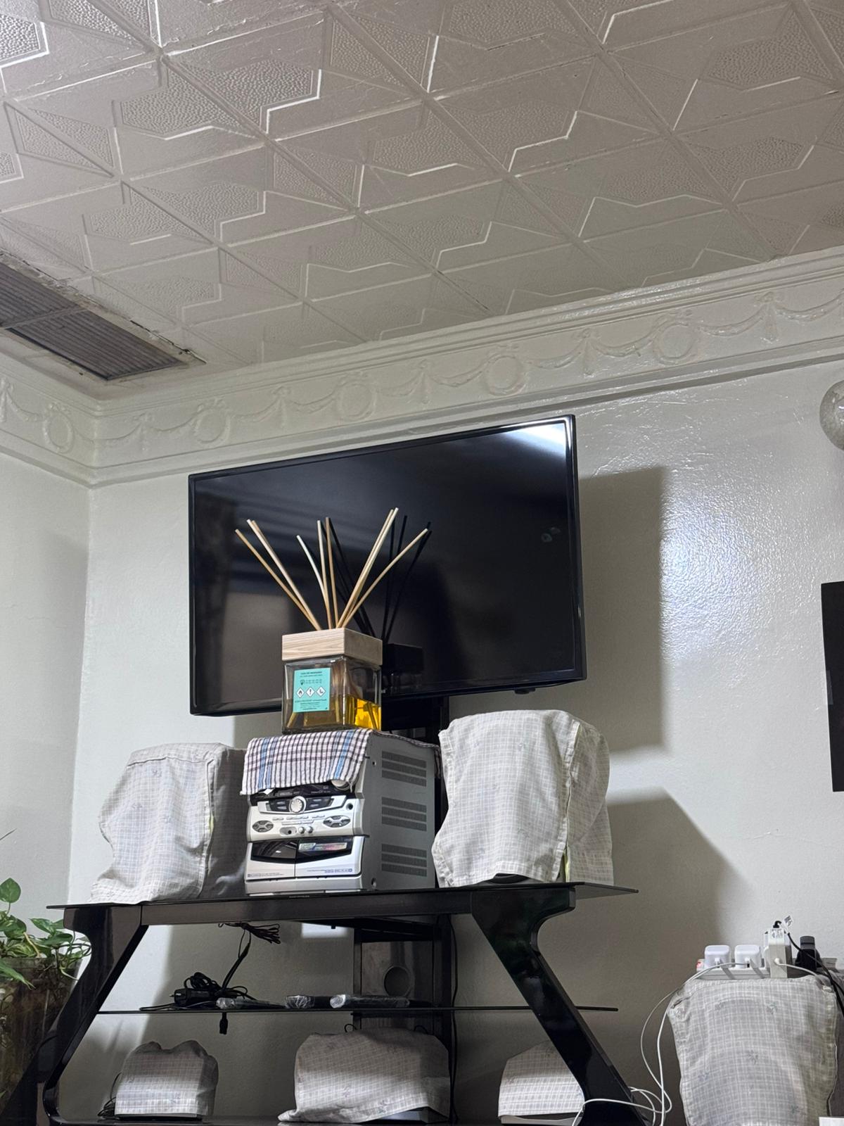 Yamaha Keyboard & 40" LED TV for sale in Riggae