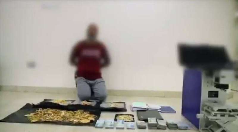 Asian arrested for forging  Ministry   stamps on gold ornaments