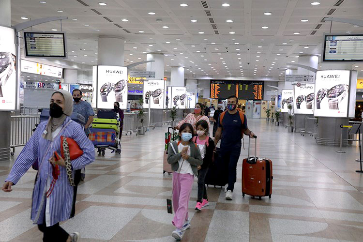 Stranded expatriates start arriving in Kuwait