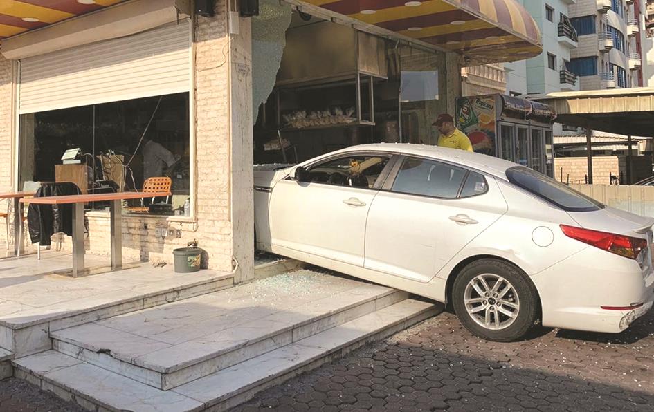 Two cars broke into a restaurant and a photocopier shop in Salmiya