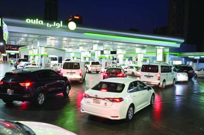 Labor shortage cause long queues at gas stations
