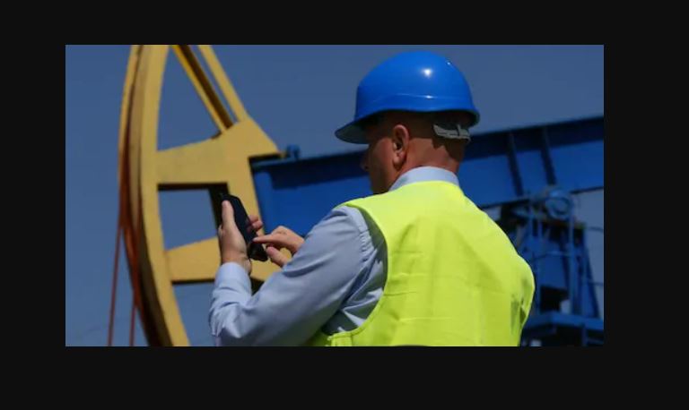 Restriction in use of smart phones for oil sector employees