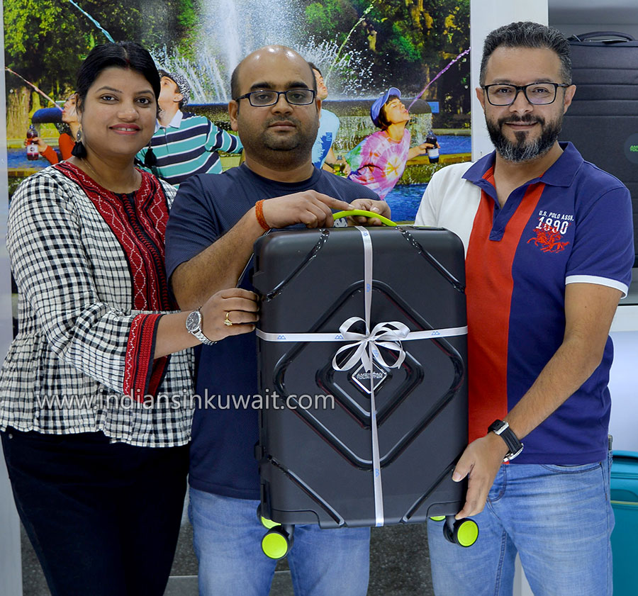 Winners of IIK Travelogue Contest received prizes from American Tourister