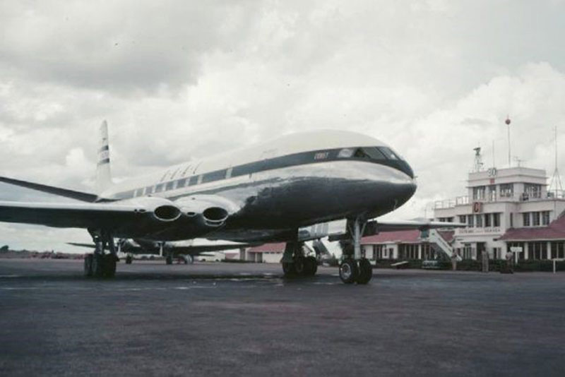 The world’s first jetliner: De Havilland Comet.